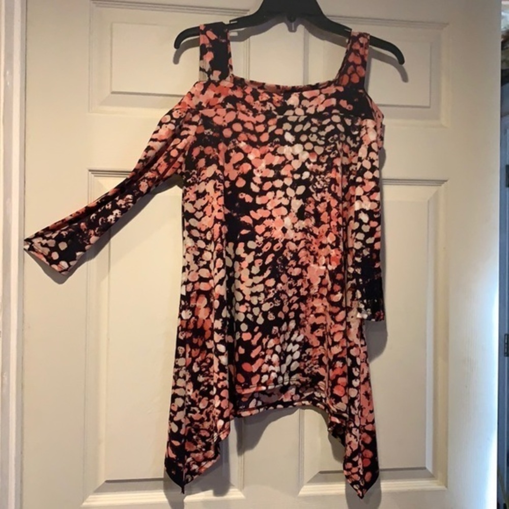 NWOT Karen T Designs Cold Shoulder Shark Bite Top 🌸
